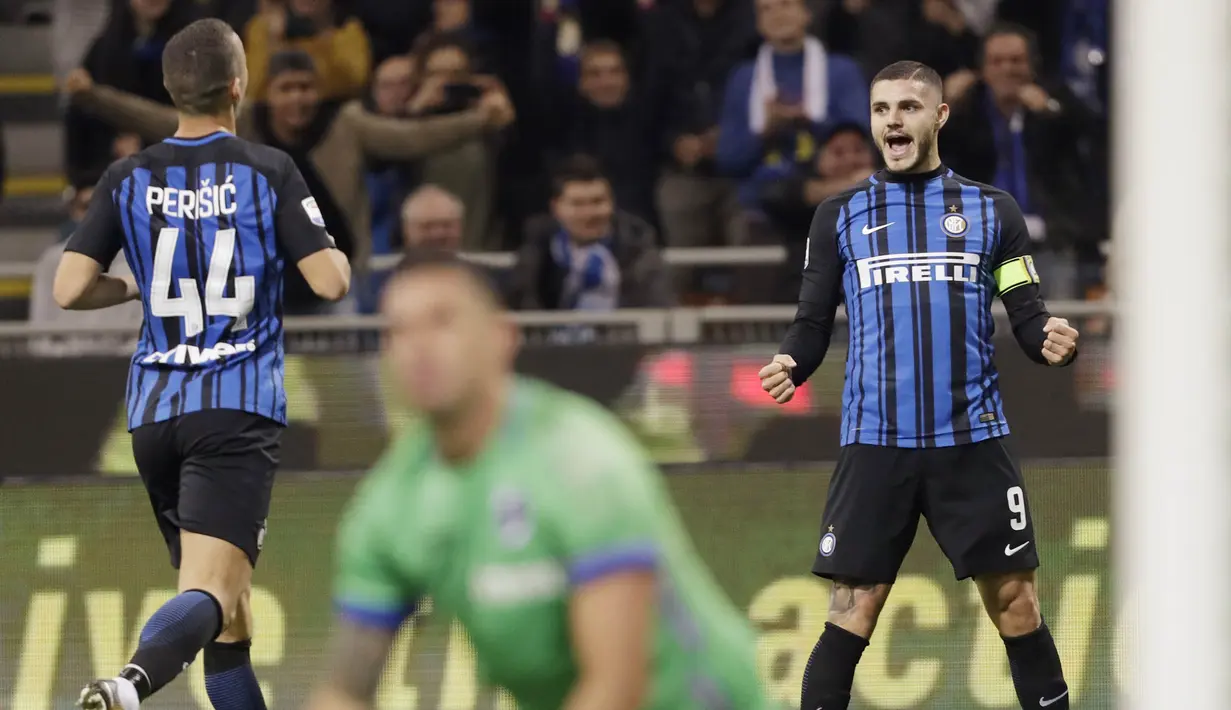 Kapten Inter Milan, Mauro Icardi, melakukan selebrasi usai mencetak gol ke gawang Sampdoria pada laga Serie A di Stadion Giuseppe Meazza, Selasa (24/10/2017). Inter Milan menang 3-2 atas Sampdoria. (AP/Luca Bruno)