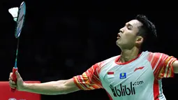 Tunggal putra Indonesia, Jonatan Christie mengembalikan kok ke tunggal putra Denmark, Jan O Jorgensen dalam babak semifinal Jepang Terbuka 2019  di Tokyo (27/7/2019). Jonatan Christie melaju ke final setelah menang 21-14 dan 21-14 atas Jan O Jorgensen. (AFP Photo/Toshifumi Kitamura)