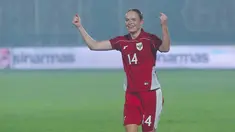 Pemain Timnas Indonesia Putri, Isa Warps, melakukan selebrasi setelah mencetak gol ke gawang Kirgistan pada laga Grup D Kualifikasi Piala Asia Putri 2026 di Stadion Indomilk Arena, Tangerang, Minggu (29/6/2025). (Bola.com/M Iqbal Ichsan)