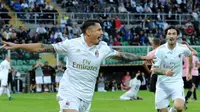 Striker AC Milan Gianluca Lapadula merayakan gol ke gawang Palermo pada laga Serie A di Renzo Barbera, Palermo, 6 November 2016. (AFP/STR)