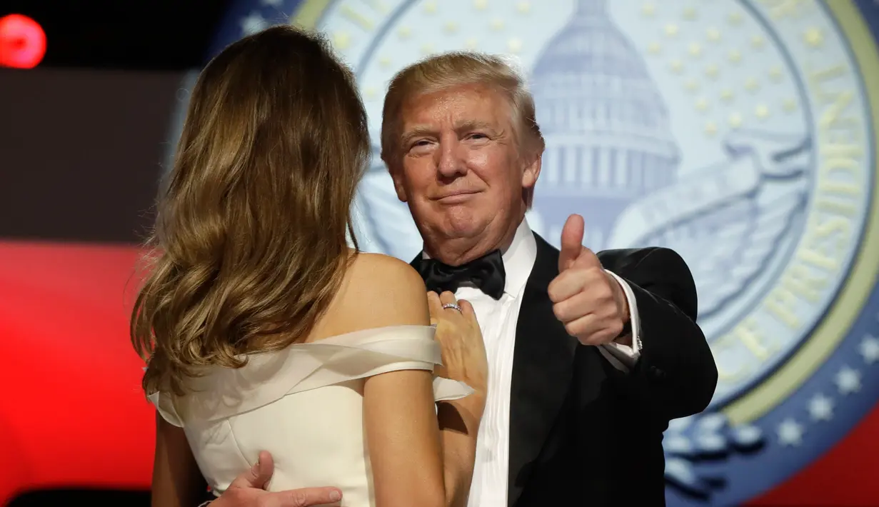  Presiden AS yang baru, Donald Trump menyapa awak media saat berdansa dengan sang istri, Melania Trump dalam acara perayaan peresmian Donald Trump menjadi Presiden AS yang ke-45 di Liberty Ball, di Washington, AS, (20/1). (AP Photo/Alex Brandon)