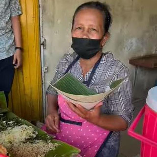 Nenek 64 Tahun Jualan Nasi Pecel, Dagangannya Selalu Laris