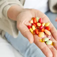 Berbagai jenis suplemen dan vitamin (Foto dok : Freepik/wayhomestudio).