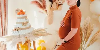 Gracia Indri diselimuti perasaan bahagia sepanjang masa kehamilannya yang pertama bersama Jeffrey Slipjen. Selain memiliki suami siaga, Gracia Indri juga memiliki keluarga dan sahabat yang perhatian dengan memberikan kejutan baby shower. (instagram/acit_dibelanda)
•