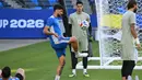 Penyerang Iran, Ali Alipour (kiri), bersama Payam Niazmand, saat mengikuti sesi latihan di Carson Sports Park, California pada Minggu 14 Juni 2026, menjelang pertandingan Grup G Piala Dunia 2026 melawan Selandia Baru. (Patrick T. Fallon/AFP)
