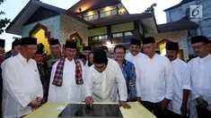 Ketua DPD Oesman Sapta Odang (tengah) didampingi Ketua Umum ICMI Jimly Ashidiqie saat meresmikan Masjid Al Hijrah seusai buka bersama anak yatim piatu dan masyarakat Kalbar di Rumah Melayu, Pontianak, Kalimantan Sabtu (17/6). (Liputan6.com/Johan Tallo)