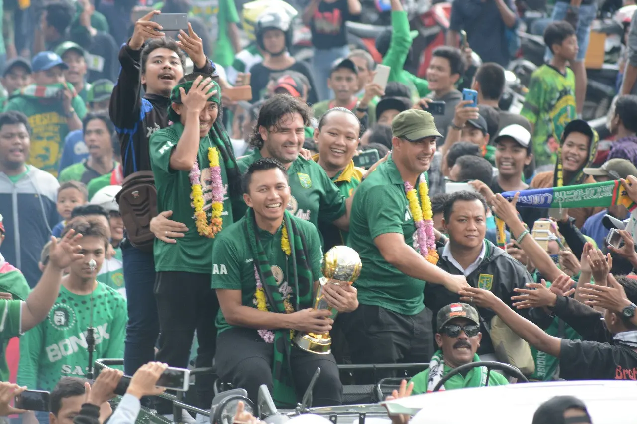 Presiden Persebaya (depan kiri), Azrul Ananda saat memegang trofi juara Liga 2