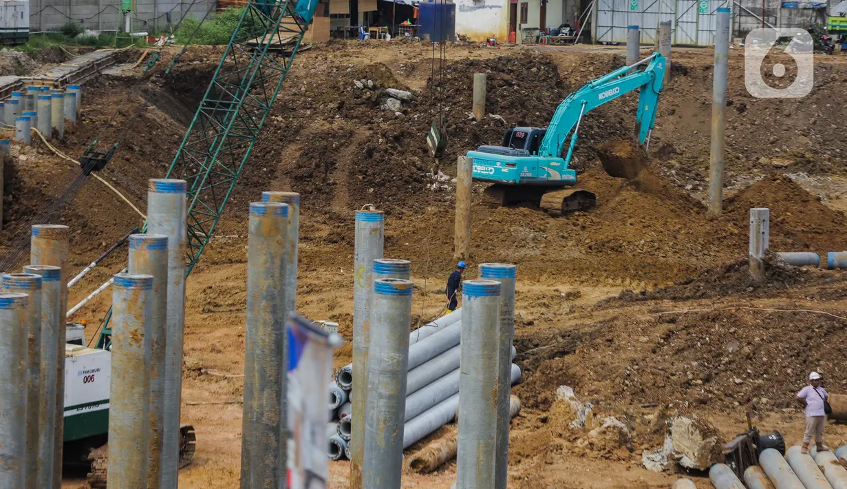 Aktivitas pekerja proyek pembangunan Pasar Senen Blok I dan II di kawasan Pasar Senen, Jakarta Pusat, Rabu (11/3/2020). Pasar Senen Blok I dan II yang menempati lahan seluas 69.600 meter persegi tersebut dibangun kembali setelah kebakaran pada 2017.  (Liputan6.com/Faizal Fanani)