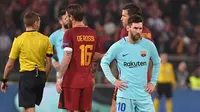Reaksi pemain Barcelona, Lionel Messi selama pertandingan leg kedua perempat final Liga Champions melawan AS Roma di Stadion Olimpico, Selasa (10/4). Bercelona tersingkir di Liga Champions setelah menyerah 0-3 dari AS Roma. (Andreas SOLARO/AFP)
