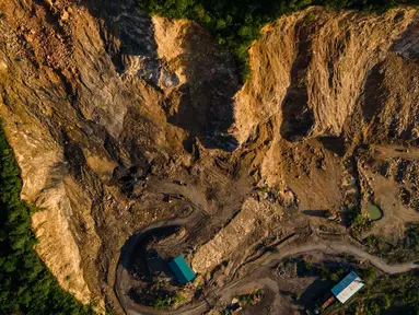 Foto udara menunjukkan pemandangan umum lokasi penambangan pasir ilegal pada Hari Bumi di Peukan Bada, Aceh, pada Rabu 22 April 2026. Hari Bumi yang diperingati setiap 22 April seringkali menampilkan jurang antara perayaan simbolis dan kerusakan lingkungan nyata. (CHAIDEER MAHYUDDIN/AFP)