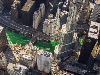 Pemandangan dari sungai Chicago, AS yang berubah warna menjadi hijau, 11 Maret 2017. Hijaunya warna sungai tersebut sebenarnya berasal dari cairan pewarna khusus untuk perayaan St. Patrick's Day. (Lee Hogan/Chicago Sun-Times via AP)
