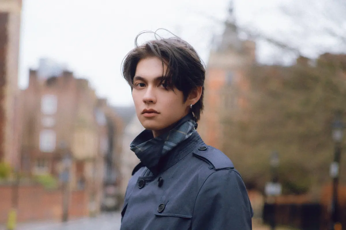 Potret Airport Fashion Bright Vachirawit Dibalut Trench Coat untuk Hadiri Burberry Fall-Winter 2025 Show
