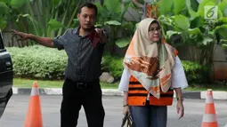 Hakim Pengadilan Negeri Tangerang Wahyu Widya Nurfitri saat tiba di gedung KPK, Jakarta, Selasa (24/4). Widya dijerat KPK sebagai tersangka karena menerima suap Rp 30 juta terkait perkara gugatan perdata wanprestasi. (Merdeka.com/Dwi Narwoko)