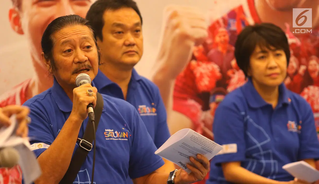Direktur PT Indofood Sukses Makmur Tbk (INDF) Franciscus Welirang (kiri) memberi keterangan terkait persiapan Asian Games 2018 di Jakarta, Kamis (26/4). Asian Games 2018 berlangsung pada 18 Agustus- 2 September. (Liputan6.com/Angga Yuniar)