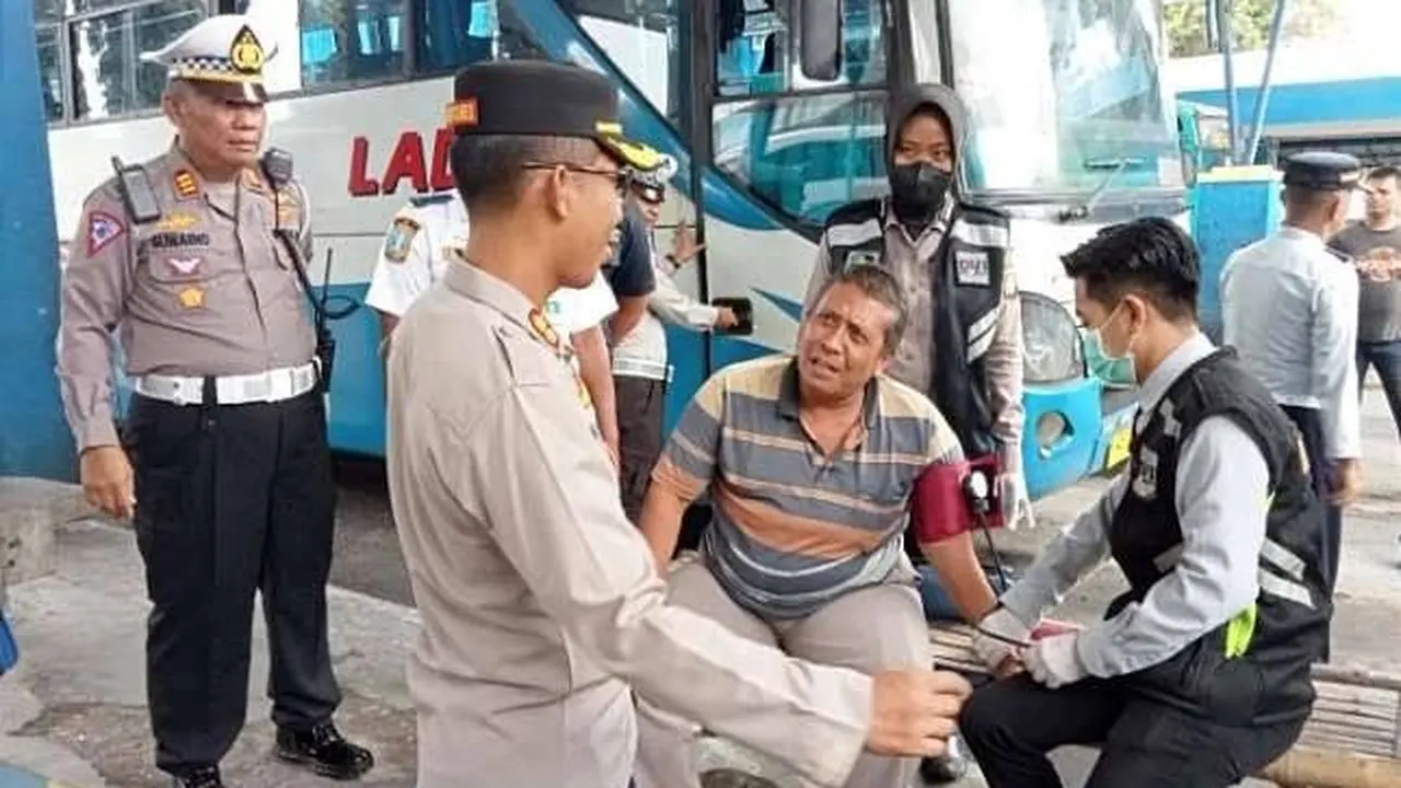 Kapolres Situbondo memberikan imbauan kepada para sopir bus ditengah uji kelaikan bus angkutan mudik lebaran diterminal Situbondo (Istimewa)