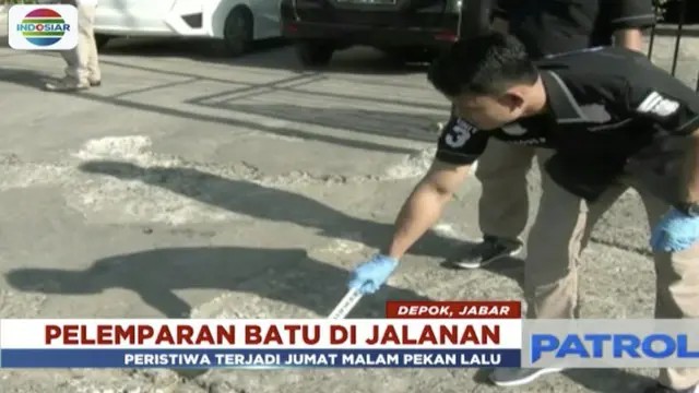Polisi memeriksa satpam sebuah perkantoran sebagai saksi atas kasus pelemparan batu terhadap pengendara sepeda motor di Jalan Juanda, Depok.