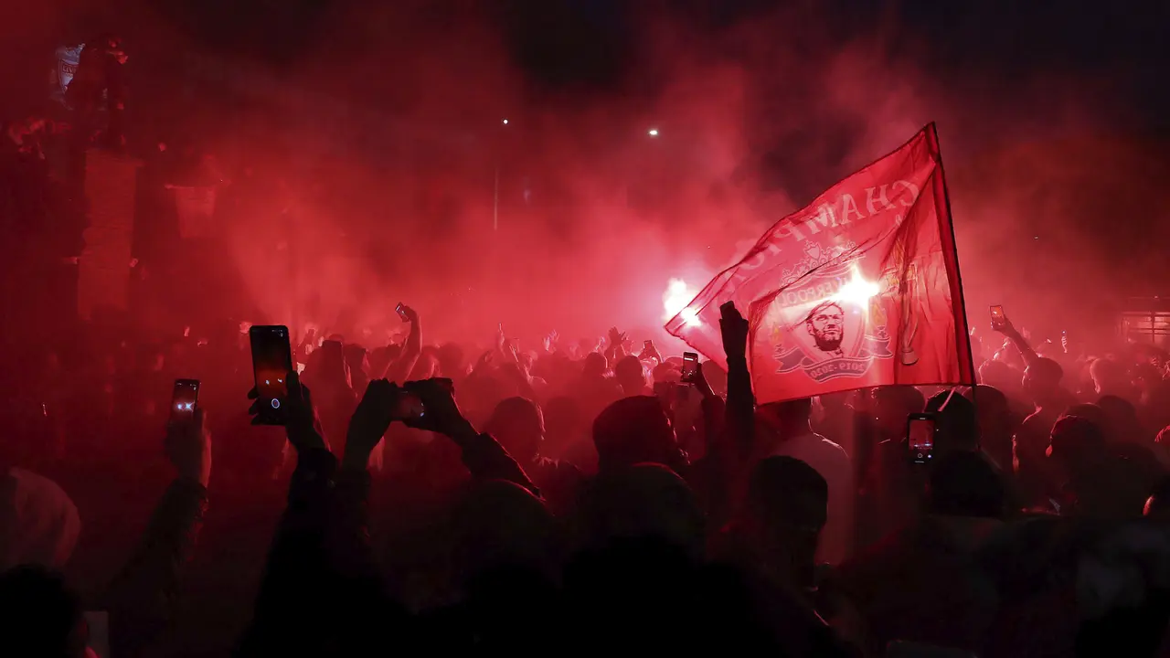 FOTO: Suporter Liverpool Rayakan Gelar Juara Liga Inggris