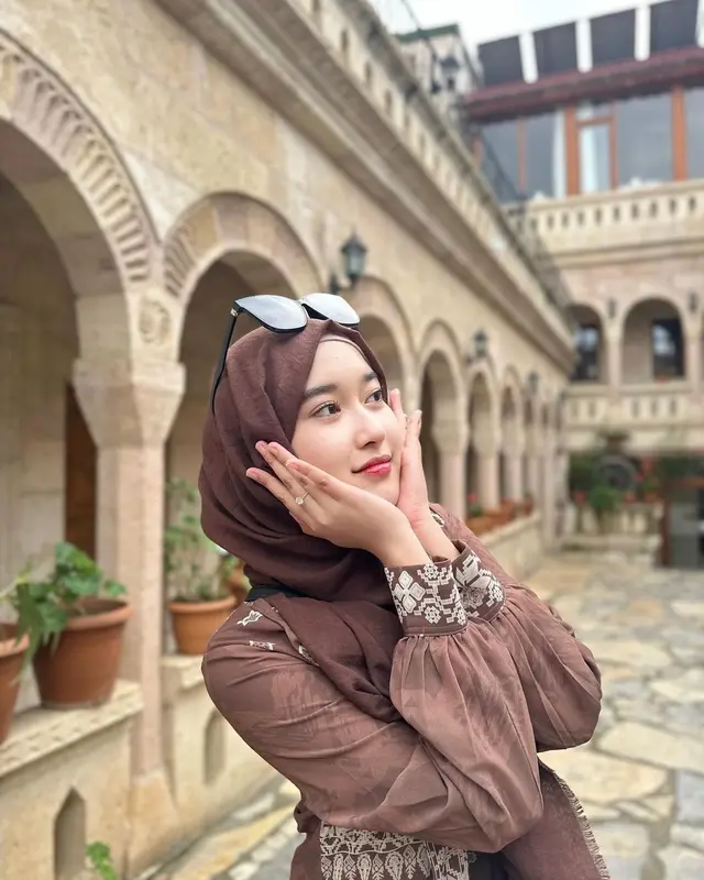 7 Potret Kamila Asy Syifa, istri Gus Zizan yang stylish dan traveler