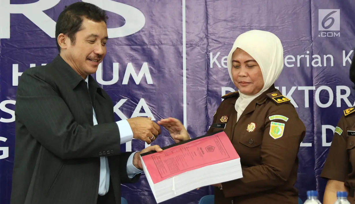 Kepala Kanwil DJP Jakarta Selatan I Sakli Anggoro (kiri) menyerahkan berkas tersangka kasus tindak pidana perpajakan kepada Kasi Penuntutan Kejaksaan Negeri Jakarta Selatan Ery Sarifah di Jakarta, Rabu (2/8). (Liputan6.com/Immanuel Antonius)