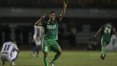 Bek PSMS, Wanda Syahputra, merayakan gol yang dicetak Dimas Drajad ke gawang PSIS pada laga semifinal Liga 2 2017 di Stadion GBLA, Bandung, Sabtu (25/11/2017). PSMS menang 2-0 atas PSIS. (Bola.com/Vitalis Yogi Trisna)