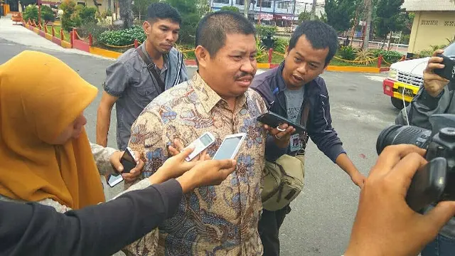 Bupati Bengkalis Amril Mukminin usai diperiksa penyidik KPK di Pekanbaru beberapa waktu lalu.