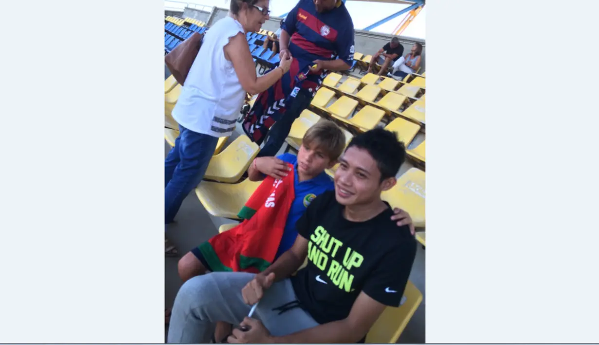 Evan Dimas Darmono disambut fan klub Katalan, UE Llagostera, saat hadir pertama kali di markas klub anggota Divisi Dua Spanyol tersebut. (Dok. pribadi)