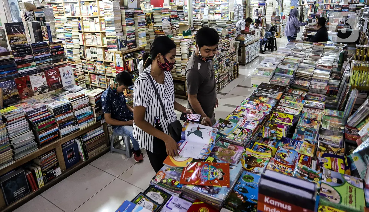 Pengunjung melihat-lihat koleksi buku di Blok M Square, Jakarta, Jumat (17/7/2020). Pedagang mengaku pandemi COVID-19 berpengaruh pada penjualan buku tahun ajaran baru 2020 yang mengalami penurunan hingga 50 persen. (Liputan6.com/Faizal Fanani)