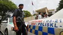 Polisi Malaysia ditempatkan di luar Kedutaan Besar (Kedubes) Korea Utara di Kuala Lumpur, Selasa (7/3). Otoritas Malaysia menyegel dan menutup gedung Kedubes Korut untuk mencegah seluruh staf di kantor itu keluar dari Negeri Jiran (AP Photo/Vincent Thian)