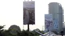 Pengendara motor melintasi sebuah billboard ucapan pernikahan di jalan layang Tanjung Barat, Jagakarsa, Jakarta, Kamis (21/9). Papan iklan ucapan pernikahan untuk pasangan bernama Nafisa dan Rizky itu menarik perhatian. (Liputan6.com/Immanuel Antonius)