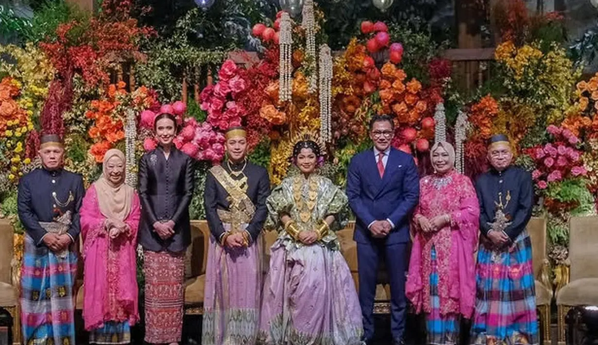 Menteri Pariwisata Widiyanti Putri hadir di resepsi pernikahan bersama suaminya. Ibu menteri ini memilih mengenakan kebaya hitam panjang dipadukan bawahan kain merah. [@widi.wardhana]
