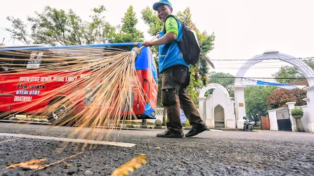 Petugas kebersihan Kota Bandung, Jawa Barat.