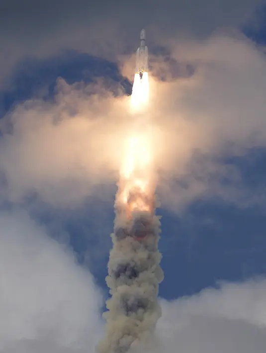 <p>Organisasi Riset Antariksa India - yang setara dengan NASA di India - juga mengembangkan pesawat ruang angkasanya sendiri untuk membawa astronaut ke orbit. (AP Photo/Aijaz Rahi)</p>