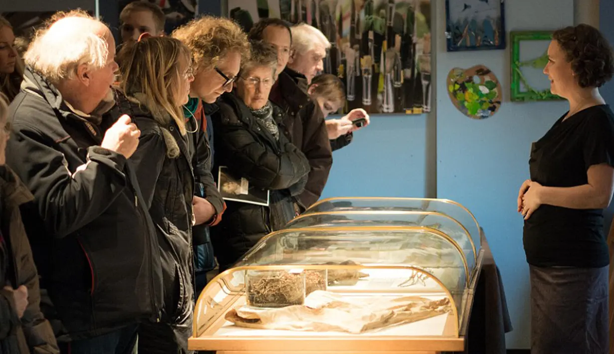 Pengunjung yang hadir untuk melihat koleksi yang ada di museum sejarah Universitas Lund di Swedia. Selain Tubuh utuh dari Uskup pihak museum juga memamerkan sarung tangan dan bantal yang dipakai Uskup. (Dailymail.co.uk) 