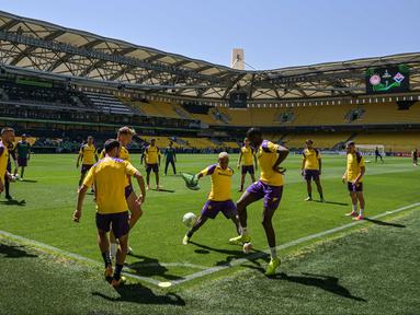 Para pemain Fiorentina melakukan pemanasan saat sesi latihan menjelang Final UEFA Conference League 2023/2024 melawan Olympiakos FC di Stadion Aghia Sophia, Athena, 28 Mei 2024. (Aris Messinis/AFP)