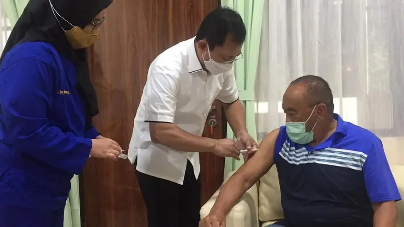 Aburizal Bakri selesai menjalani suntik vaksin Nusantara.