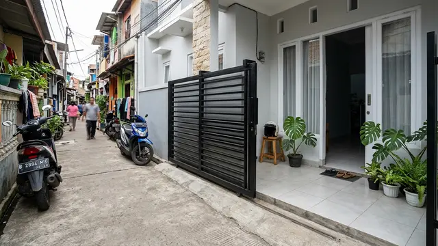 Inspirasi Pagar Minimalis untuk Teras Kecil di Gang Sempit; pagar geser. AI Generated