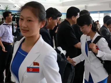 Atlet Korea Utara yang dikepalai Wakil Menteri Olahraga Korea Utara, Won Kil U bersiap meninggalkan bandara internasional Pyongyang, Korut (10/8). Korut akan berpartisipasi dalam Asian Games 2018 di Jakarta dan Palembang, Indonesia. (AP Photo/Cha Song Ho)