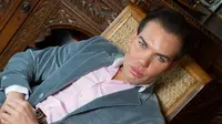 Rodrigo Alves yang berprofesi sebagai pramugara telah melalui 42 bedah kosmetik selama lebih dari 10 tahun terakhir.