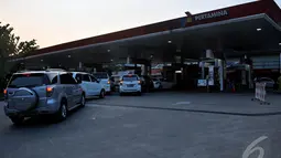 Antrian panjangpun tidak dapat terelakkan. Bahkan para pengendara harus rela hingga menunggu berjam-jam lamanya, Jakarta, Rabu (27/8/2014) (Liputan6.com/Johan Tallo)