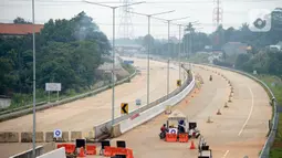 Aktivitas pekerja menyelesaikan pembangunan Jalan Tol Serpong-Cinere di Tangerang Selatan, Selasa (31/3/2020).  Jalan Tol tersebut memiliki total panjang 10,14 kilometer hampir rampung dan diperkiranan pertengahan tahun 2020 bisa digunakan. (merdeka.com/Dwi Narwoko)