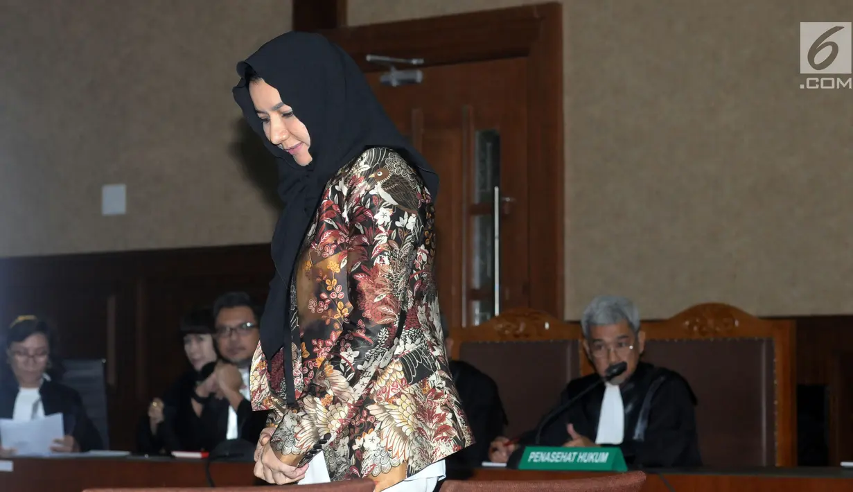 Terdakwa gratifikasi dan suap pemberian izin lokasi perkebunan kelapa sawit, Rita Widyasari bersiap menjalani sidang tuntutan di Pengadilan Tipikor, Jakarta, Senin (25/6). Rita dituntut hukuman 15 tahun penjara. (Liputan6.com/Helmi Fithriansyah)