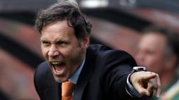 Marco van Basten. Striker tajam asal Belanda peraih 3 trofi Ballon d'Or ini pensiun di usia 28 tahun pada Juli 1995 akibat cedera ankle. Meski telah terdeteksi sejak 1986, namun karena penanganan yang telat cedera tersebut justru semakin parah dan menghancurkan kariernya. (AFP/ANP/Ed Oudenaarden)