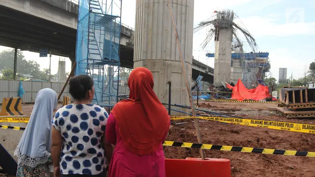 Tiang Girder Tol Becakayu Jadi Tontonan Warga