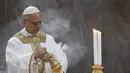 Foto yang diambil dan dibagikan pada tanggal 9 Mei 2025 oleh The Vatican Media ini menunjukkan Paus Leo XIV saat memimpin misa bersama para kardinal di Kapel Sistina, Vatikan. (Handout/Vatican Media/AFP)
