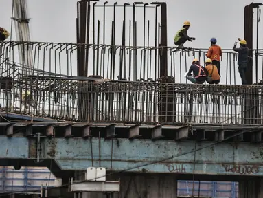 Aktivitas pekerja saat menyelesaikan proyek pembangunan jalan layang atau Flyover Cakung, Jakarta, Kamis (2/7/2020). Proyek flyover berbiaya Rp261 miliar itu ditargetkan rampung Desember 2020 dan diharapkan mampu mengurai titik kemacetan akibat perlintasan sebidang. (merdeka.com/Iqbal S Nugroho)