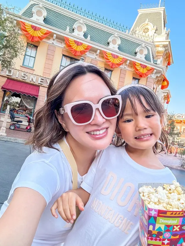 6 Gaya Kembar Shandy Aulia dan Claire Saat Quality Time di Disneyland, Kenakan Outfit Feminin Kasual Serba Dior