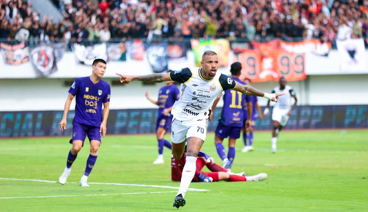 Namun, keunggulan individu pemain Persija menjadi pembeda. Macan Kemayoran unggul pada menit ke-33 lewat aksi Gustavo Almeida Dos Santos. Tampak dalam foto, pemain Persija, Gustavo Almeida Dos Santos merayakan golnya saat melawan Persita pada pertandingan pekan ke-19 BRI Super League 2025/2026 di Indomilk Arena, Tangerang, Banten, Jumat (30/1/2026). (Bola.com/M Iqbal Ichsan)