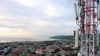 Teknisi XL Axiata sedang melakukan pemeriksaan perangkat BTS 4G di atas tower yang berada di Luwuk, Kabupaten Banggai, Sulawesi Selatan, Rabu (24/8). Foto: Corpcomm XL Axiata.&nbsp;