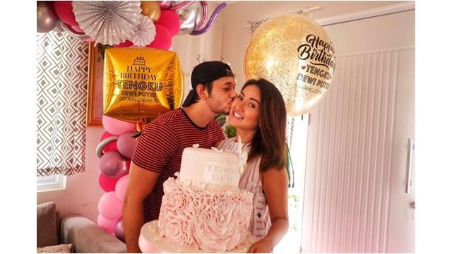 Merayakan ulang tahun sang istri, Andrew memberi kecupan dengan penuh cinta.