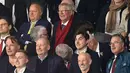 Ekspresi mantan pelatih Manchester United, Sir Alex Ferguson saat Setan Merah berhasil menang come back atas Lyon dalam laga leg 2 Perempat Final Liga Europa 2024/2025 di Old Trafford, Manchester, Inggris, Jumat (18/04/2025) dini hari WIB. (AFP/Oli Scarff)